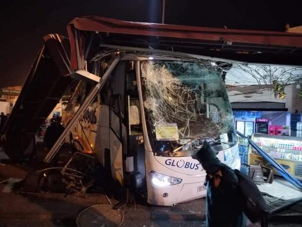 محطة انزكان تنجو من "فاجعة" بعد اصطدام حافلة بمقهى ومحلات تجارية (صور)