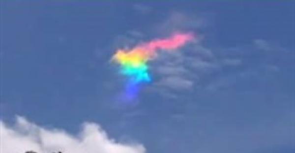 لقطات مذهلة لسحابة قوس قزح تظهر فجأة في السماء (فيديو)