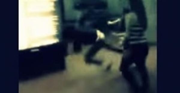 بالفيديو.. فتيات يشتبكن مع لص سرقهن بالإكراه ويستعدن ممتلكاتهن منه