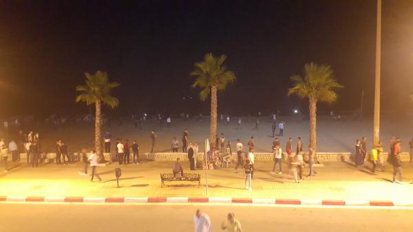 بالفيديو: عشرات الشباب بكورنيش مارتيل بعد توارد الأنباء حول وجود "فانطوم" تقل الراغبين في الهجرة السرية إلى اسبانيا