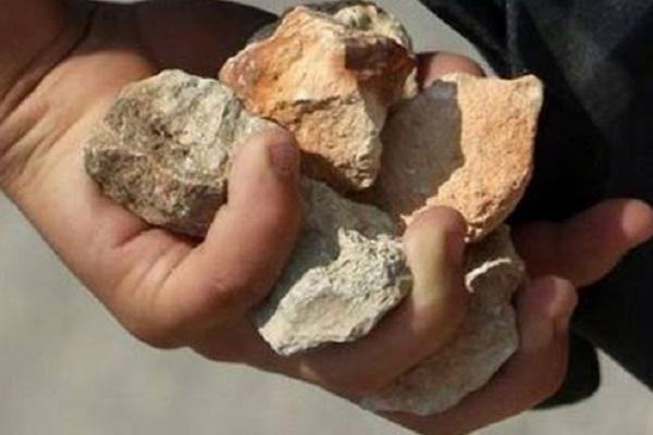 شخص يرشق المواطنين بالحجارة من سطح منزله  والأمن يدخل على الخط