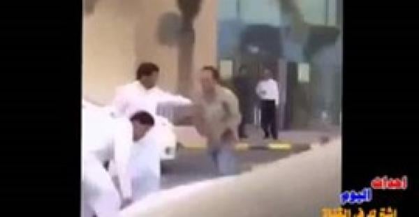 بالفيديو : سعودي يضرب عامل بنغالي بالحذاء