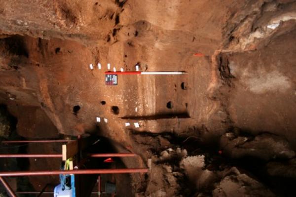 اكتشاف أداة عظمية عمرها 90 ألف بمغارة دار السلطان بالرباط