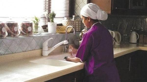 صور صادمة...نقل فتاة في حالة حرجة إلى المستشفى بعد تعرضها لجلسات تعذيب بالكي داخل بيت مشغلتها