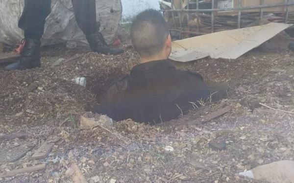 تماما كالأفلام..سجناء يفاجؤون بحفرهم طريقا خطأ للهروب من السجن ويقعون في أيدي الحراس (فيديو)