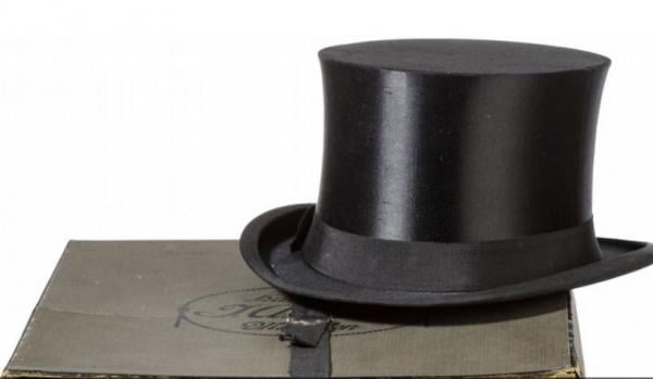 ليقطع الطريق على اليمين المتطرف.. لبناني يشتري مقتنيات لهتلر