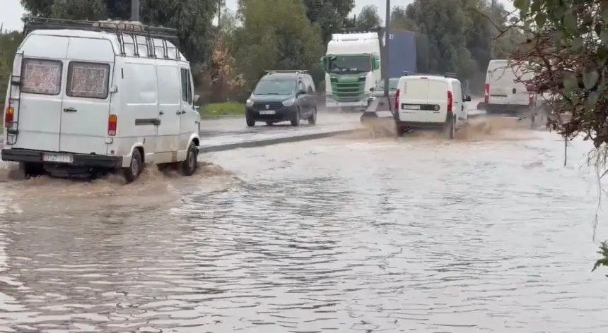 سيول الأمطار تشلّ الطريق بين مديونة والحلحال والسيارات تواجه صعوبات كبيرة