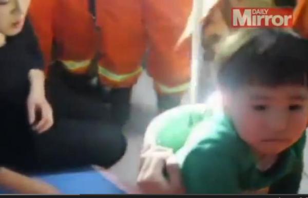 بالفيديو: إنقاذ طفلة علقت داخل الغسالة لساعة في الصين