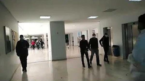 بالدموع والفرحة.. شاهد لحظة مغادرة أشخاص بعد شفائهم من كورونا بمراكش