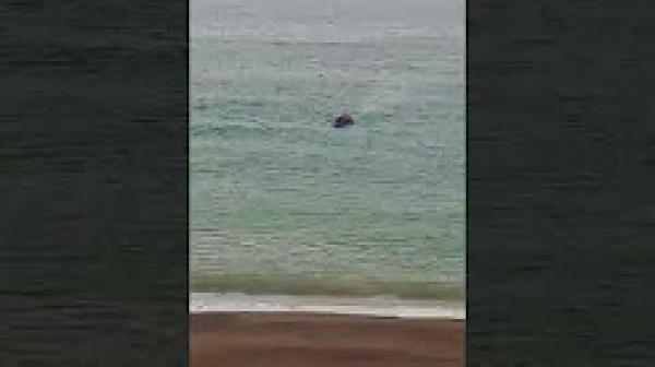 عسكري من القوات المساعدة يلاحق قارب حراكة يستعد للإبحار نحو إسبانيا