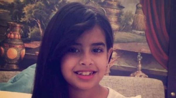 مدرسة تطرد طفلة بسبب شهرتها