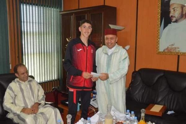 مصدر مسؤول يُكذب كل ما راج حول إشاعة تقديم عامل الخميسات لعلبة شاي إلى البطل "اخشينة"