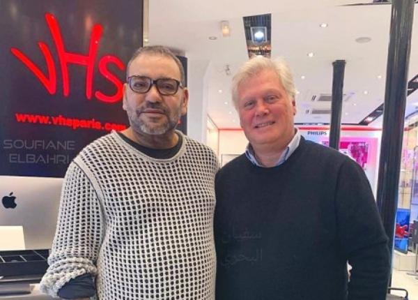 الملك يعود الى باريس ويظهر بـ"لوك شبابي" (صورة)