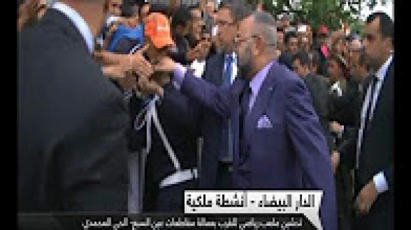 لقطة طريفة للملك محمد السادس مع شاب قبل يده اثناء تدشينات ملكية في الدار البيضاء