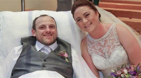 بالصور: عروسان يتزوجان في المستشفى بعد حادث سير