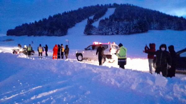 بالصور: تسخير طاقم ضخم مجهز بأحدث المعدات لإنقاذ سيدة حامل عالقة وسط الثلوج