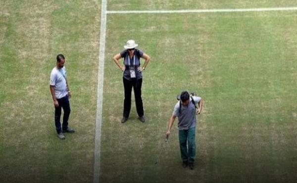 أرضية ملعب مواجهة إيطاليا و إنجلترا مغشوشة!