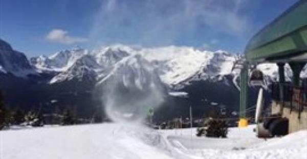 بالفيديو.. لحظة التهام زوبعة ثلجية أحد المتزلجين