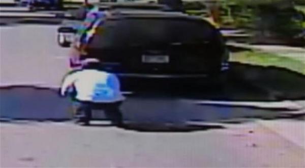 سائق حافلة ينقذ رضيعة من شارع مكتظ بالسيارات