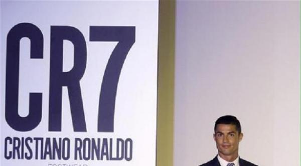 كريستيانو يروج لخط جديد من الأحذية يحمل اسمه 