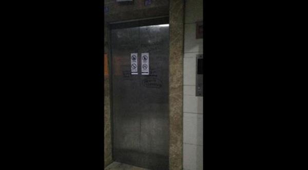 خطأ بشري يحتجز صينية 30 يوماً داخل مصعد كهربائي