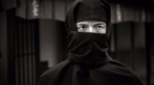 القبض على سبعيني بثياب النينجا نفذ 250 سرقة خلال 8 اعوام