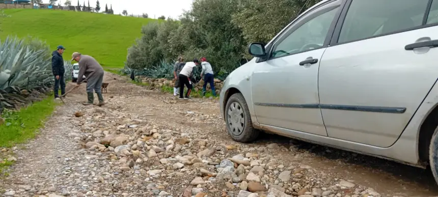 وزان.. شيوخ وشباب دوار القيطون يصلحون طريقهم بأيديهم في انتظار تدخل جماعة سيدي رضوان