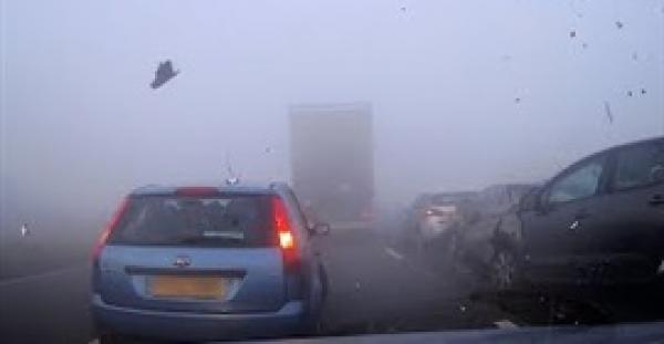 بالفيديو.. ضباب كثيف يتسبب في حادث مروع على الطريق