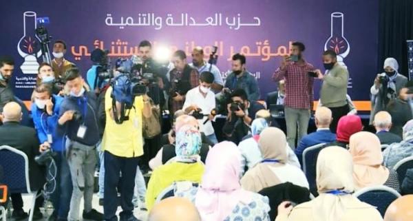 "نايضة" في المؤتمر الاستثنائي لـ"البيجيدي" وصحافيون غاضبون بشدة بعد منعهم من الحضور