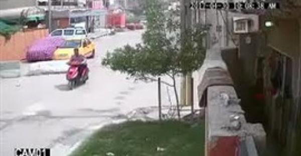 بالفيديو.. لص بدراجة نارية يختطف قلادة ذهبية من عنق فتاة