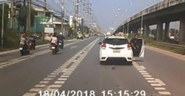 جسم غريب يهبط من السماء ويعترض طريق السيارات (فيديو)