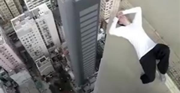 شاب يوقف قلوب مشاهديه بقفزة مروعة (فيديو)