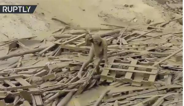 نجاة امرأة بأعجوبة جرفها انهيار طيني وحوصرت بالحطام جراء فيضانات في البيرو