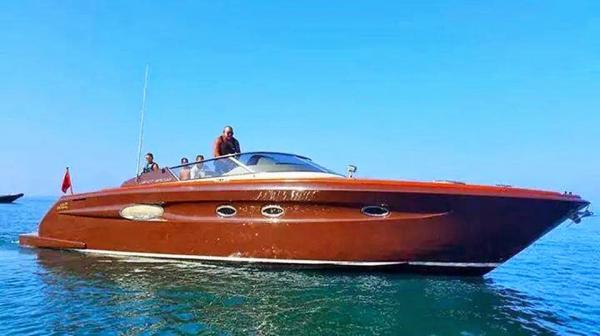 مجلة فرنسية تنشر عنوان يحمل كثير من الوقاحة عن حادث توقيف يخت الملك