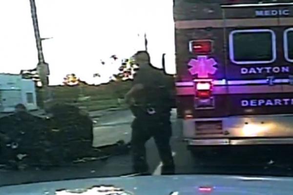 بالفيديو: لص يسرق سيارة إسعاف بداخلها مريض ومسعفون