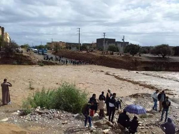 تارودانت: أمطار غزيرة تؤدي إلى انقطاع الطريق الوطنية رقم 10 على مستوى قنطرة سيدي وعزيز