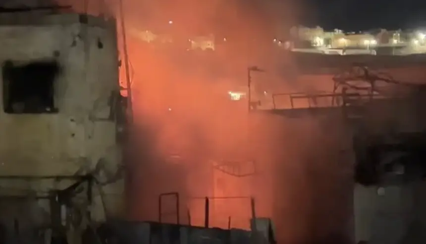 حريق مهول يلتهم محلات تجارية "بحافة مولاي ادريس" بفاس