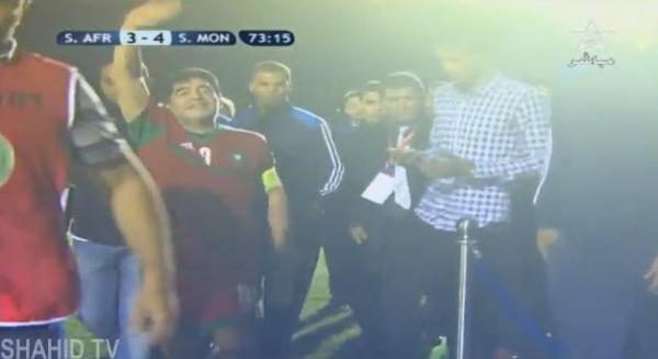 شاهد لحظة خروج مارادونا وكيف تفاعل مع الجماهير المغربية