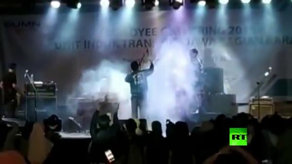 بالفيديو..تسونامي يبتلع موسيقيين على مسرح وجمهورهم