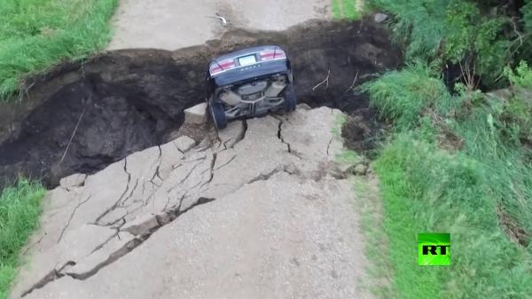 شاهد.. حفرة تبتلع سيارة مع شاب كان فيها