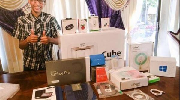 مايكروسوفت تُهدي أحدث أجهزتها لـ "طالب الساعة" المسلم