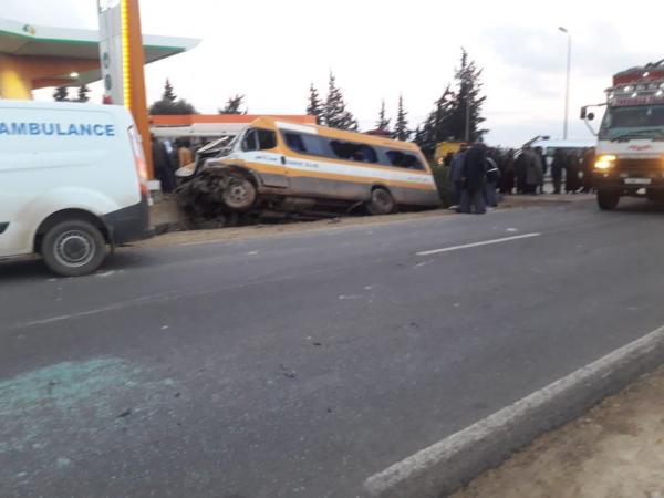 بالصور والفيديو.. معطيات جديدة حول نجاة أطفال من موت محقق بعد اصطدام حافلة للنقل المدرسي مع سيارتي أجرة (فيديو)