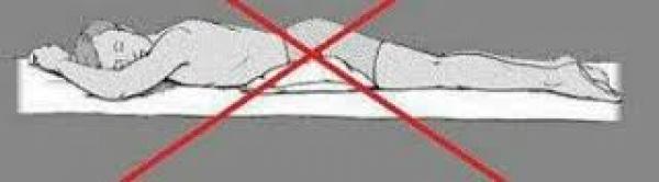 النوم على البطن والجانب الأيسر مكروه.