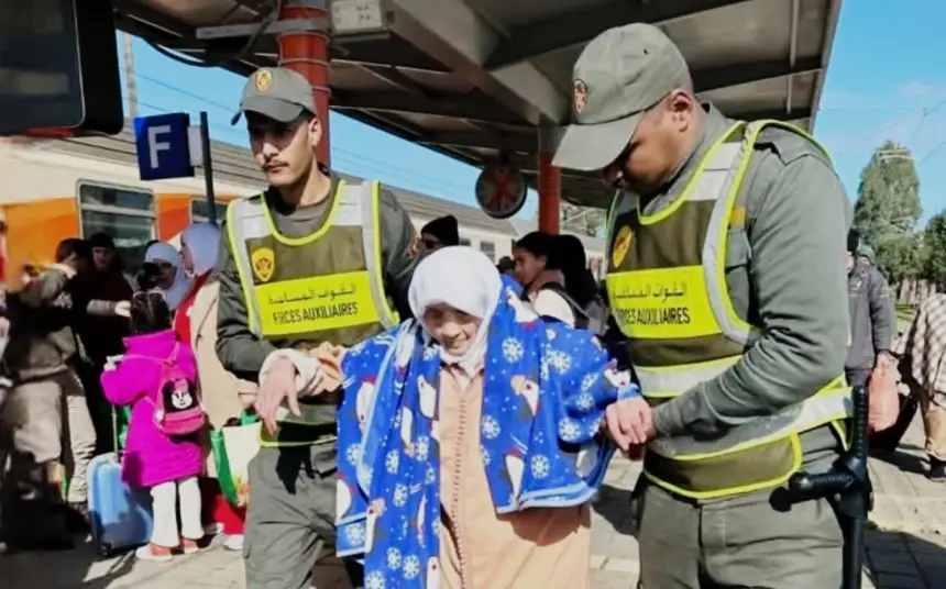 انطلاق عودة ساكنة العرائش والقصر الكبير المتضررة من الفيضانات إلى ديارهم(صور)