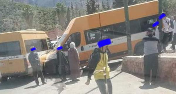 عاجل... اصطدام بين سيارتين للنقل المدرسي فوق قنطرة