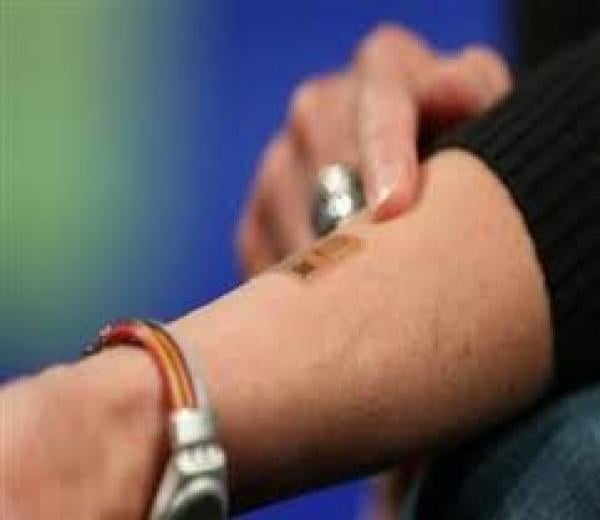 جهاز بتكنولوجيا عالية يضع وشم إلكتروني لقياس حرارة الجسم