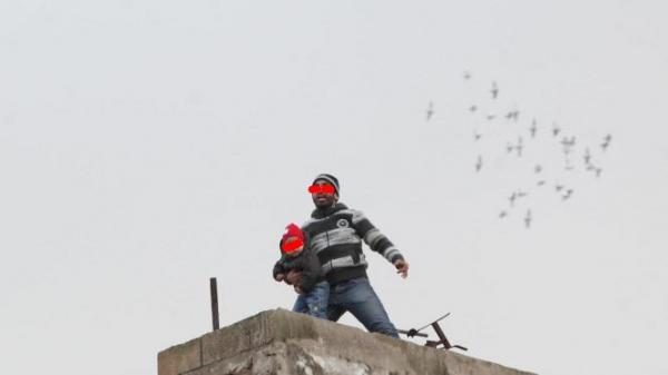 الدار البيضاء : شخص يهدد بالانتحار رفقة طفله احتجاجا على هدم بيته 