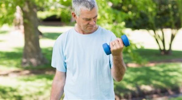 لماذا يصعب بناء العضلات مع التقدم في العمر؟