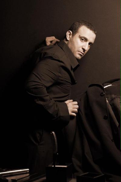 بالفيديو .. النجم المصري أحمد السقا يحاول اخماد حريق سيارة على الطريق الصحراوي