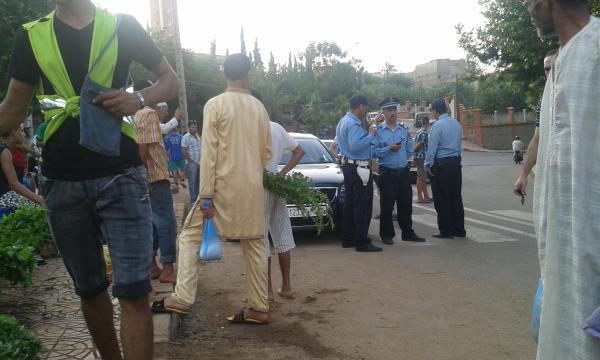 فوق القانون ..استاذ جامعي ببني ملال يحتقر شرطي مرور امام المواطنين